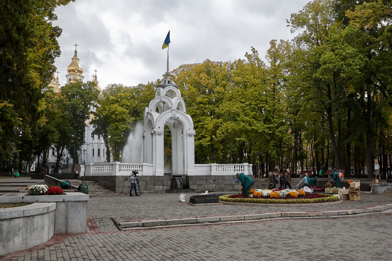 У сквері біля «Дзеркального струменя» готують клумби до холодів