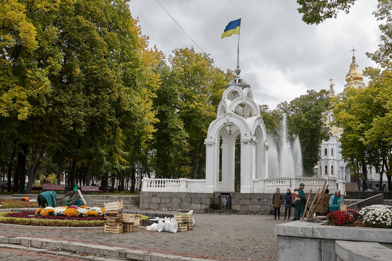 У сквері біля «Дзеркального струменя» готують клумби до холодів