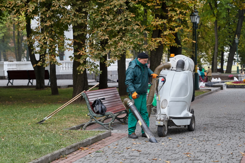 У сквері біля «Дзеркального струменя» готують клумби до холодів