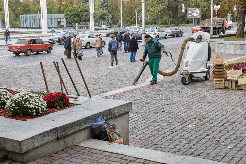 У сквері біля «Дзеркального струменя» готують клумби до холодів