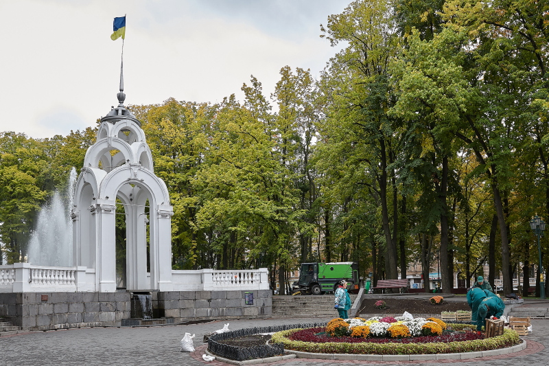 У сквері біля «Дзеркального струменя» готують клумби до холодів