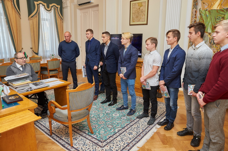 Геннадій Кернес зустрівся з юними переможцями чемпіонату України з воркауту