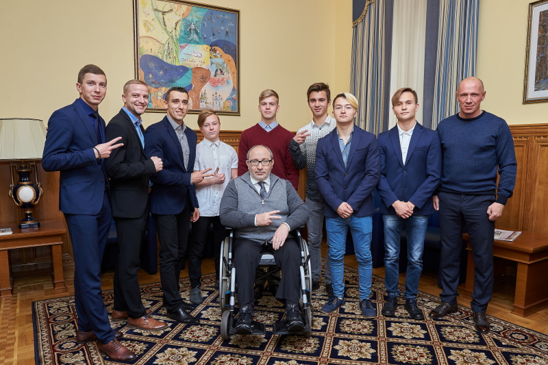 Геннадій Кернес зустрівся з юними переможцями чемпіонату України з воркауту