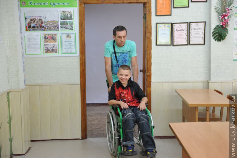 Школу рівних можливостей обладнали спецпідйомниками