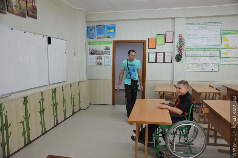 Школу рівних можливостей обладнали спецпідйомниками