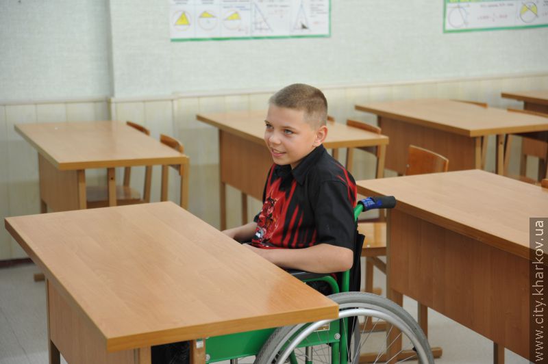 Школу рівних можливостей обладнали спецпідйомниками