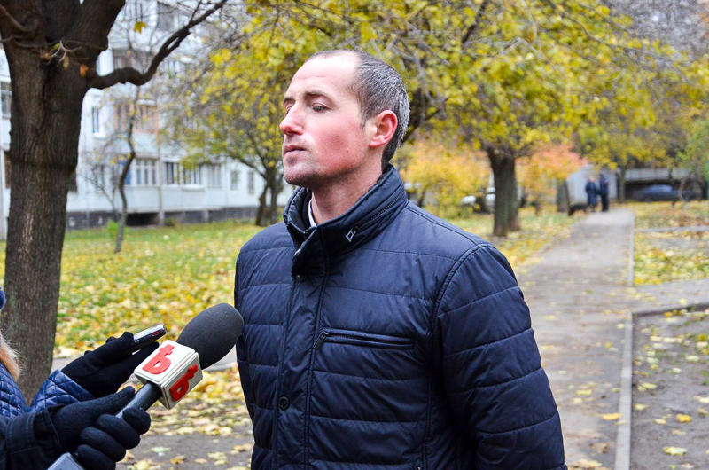 У дворах житлових будинків прибирають листя