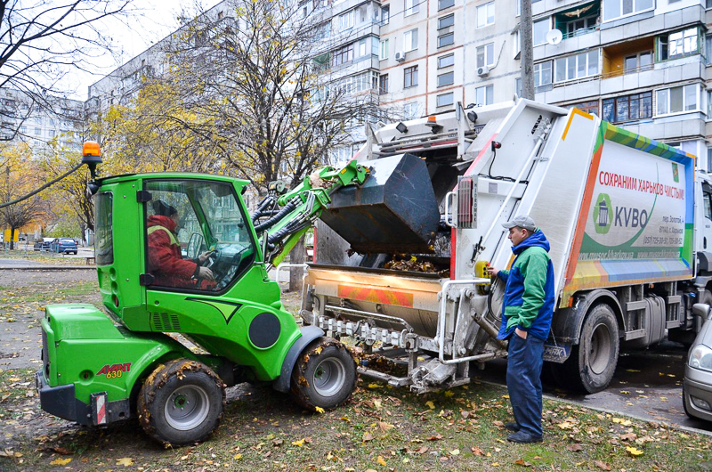 У дворах житлових будинків прибирають листя