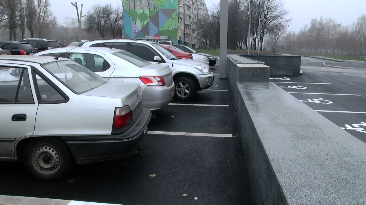 З парковки Регіонального центру послуг хотіли вкрасти гранітні плити