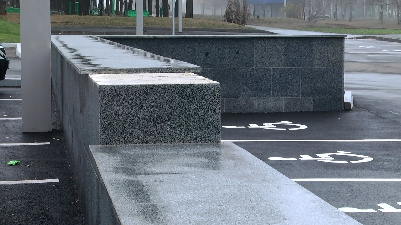 З парковки Регіонального центру послуг хотіли вкрасти гранітні плити