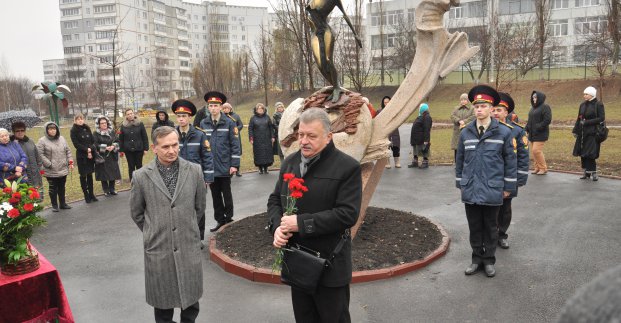 До пам'ятника чорнобильцям у Київському районі поклали квіти