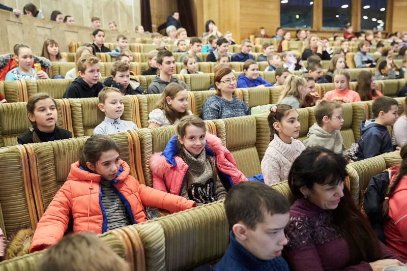Геннадій Кернес привітав школярів на міський казці