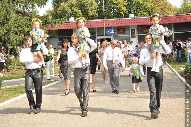У Харкові за парти сіли понад 100 тисяч школярів