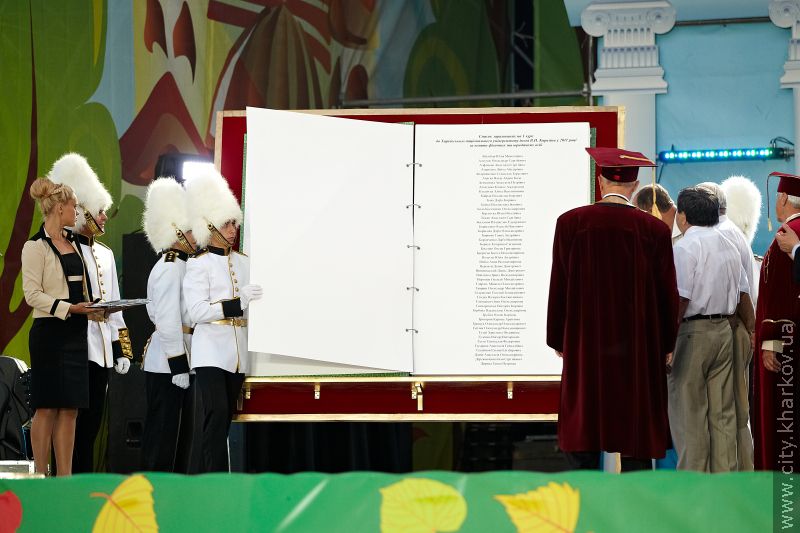 Геннадій Кернес привітав першокурсників на майдані Свободи
