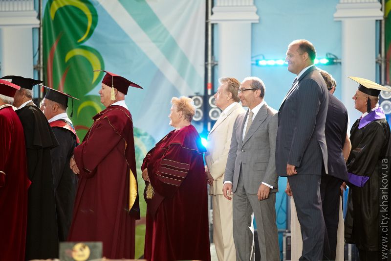 Геннадій Кернес привітав першокурсників на майдані Свободи