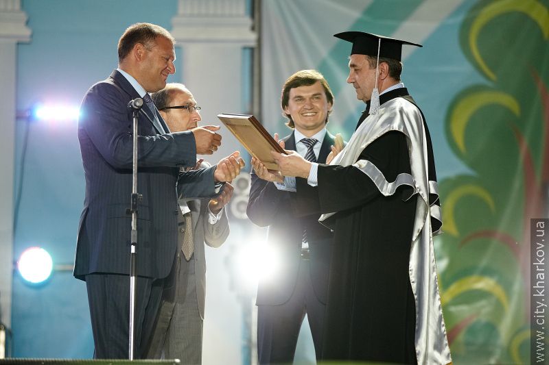 Геннадій Кернес привітав першокурсників на майдані Свободи