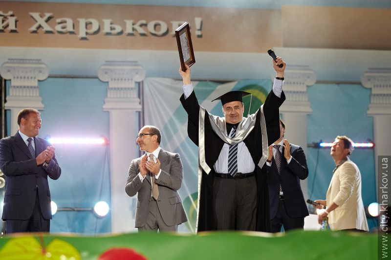 Геннадій Кернес привітав першокурсників на майдані Свободи