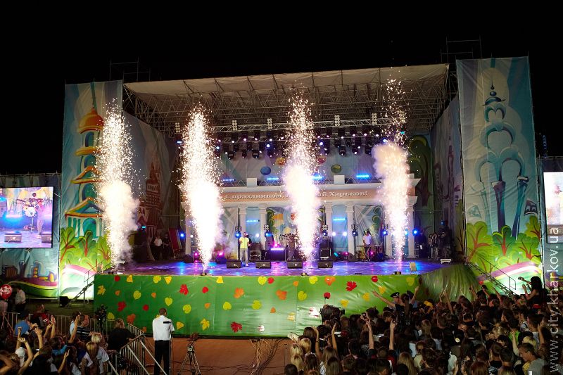 Геннадій Кернес привітав першокурсників на майдані Свободи