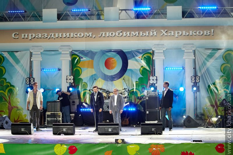 Геннадій Кернес привітав першокурсників на майдані Свободи