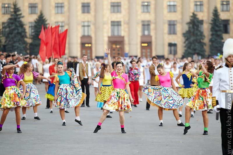 Геннадій Кернес привітав першокурсників на майдані Свободи