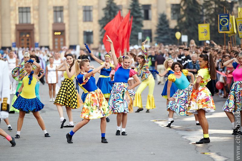 Геннадій Кернес привітав першокурсників на майдані Свободи