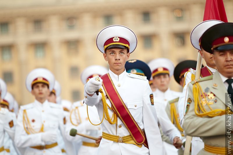 Геннадій Кернес привітав першокурсників на майдані Свободи