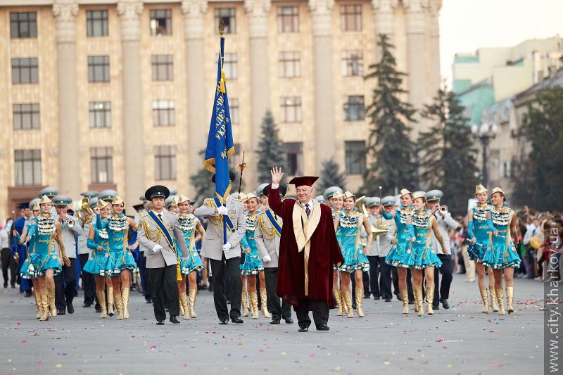 Геннадій Кернес привітав першокурсників на майдані Свободи