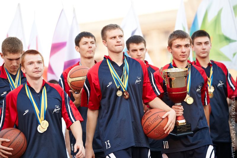 Геннадій Кернес привітав першокурсників на майдані Свободи