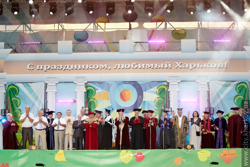 Геннадій Кернес привітав першокурсників на майдані Свободи