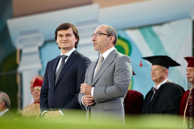 Геннадій Кернес привітав першокурсників на майдані Свободи