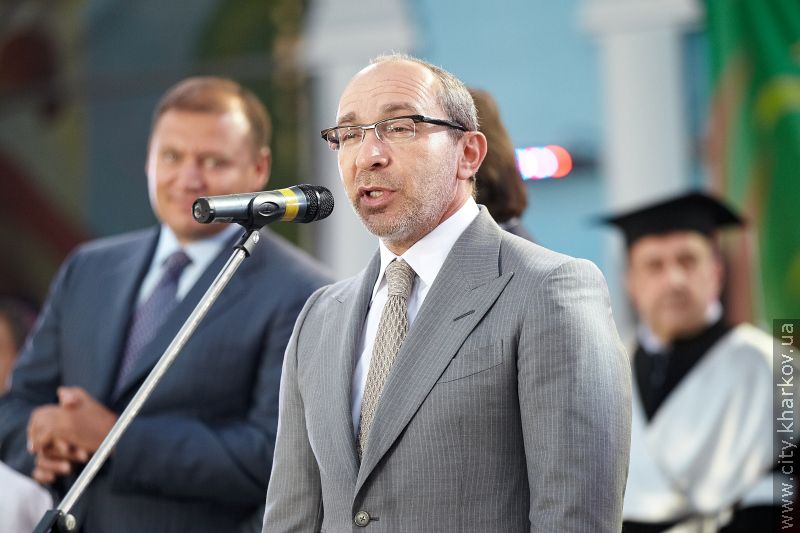 Геннадій Кернес привітав першокурсників на майдані Свободи