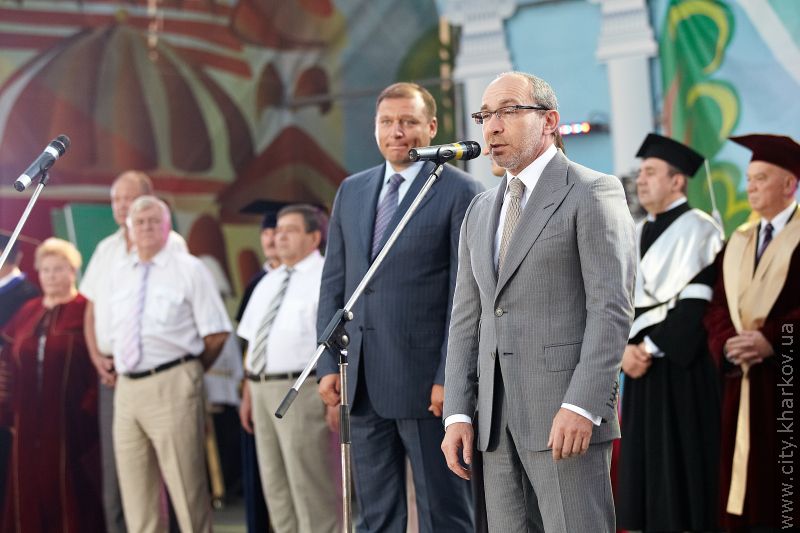 Геннадій Кернес привітав першокурсників на майдані Свободи