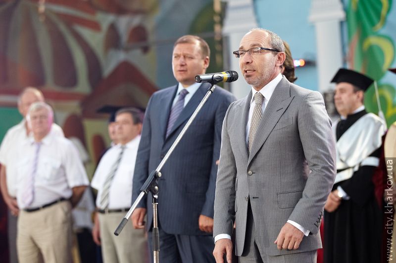 Геннадій Кернес привітав першокурсників на майдані Свободи