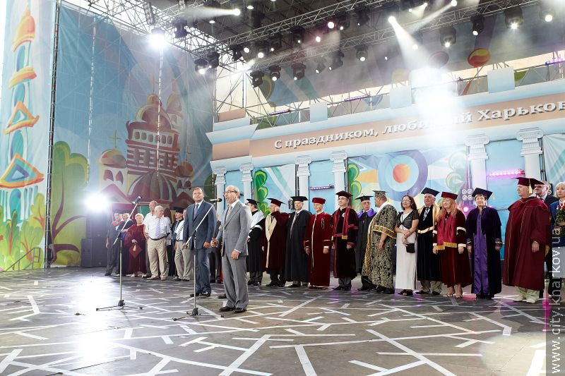 Геннадій Кернес привітав першокурсників на майдані Свободи
