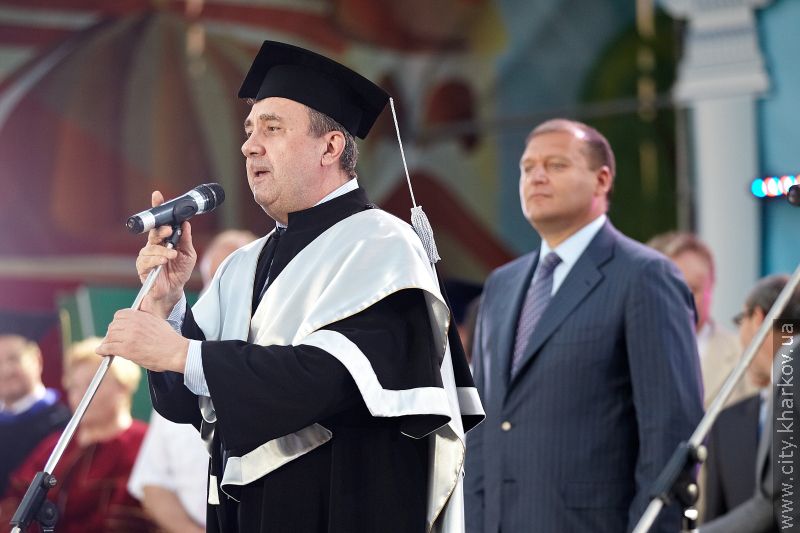 Геннадій Кернес привітав першокурсників на майдані Свободи
