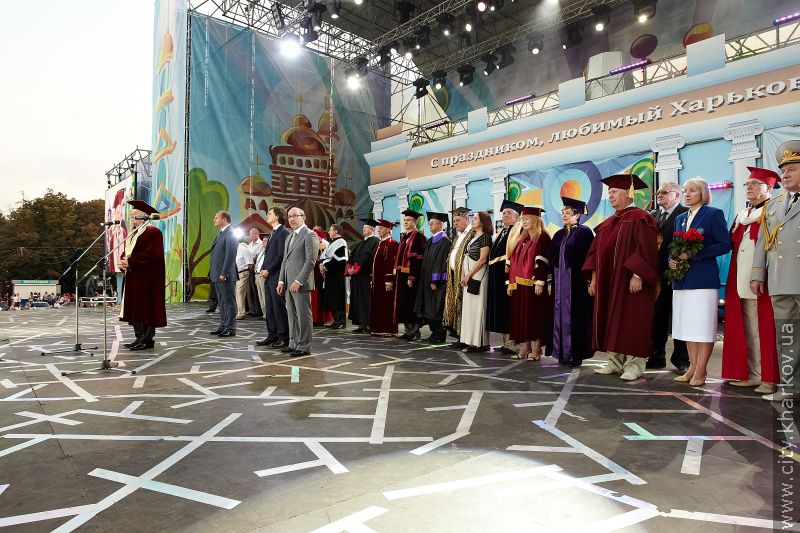 Геннадій Кернес привітав першокурсників на майдані Свободи