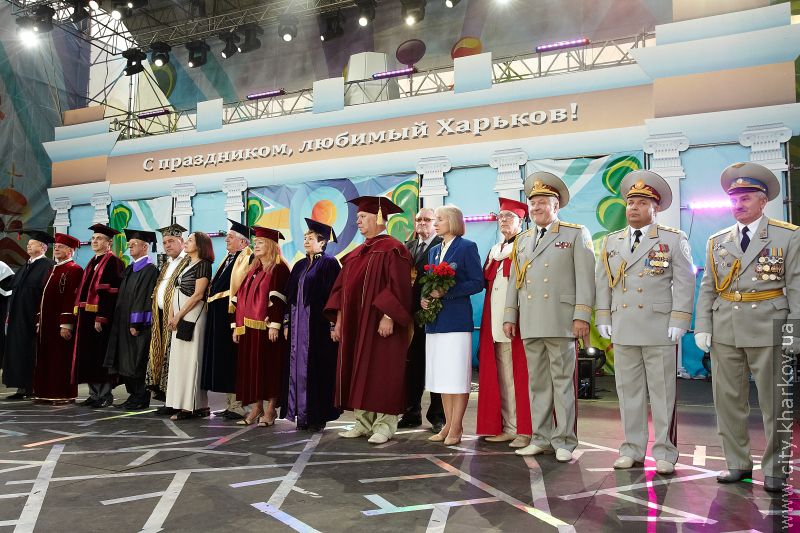 Геннадій Кернес привітав першокурсників на майдані Свободи