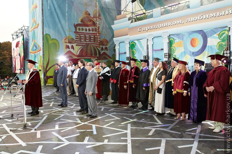 Геннадій Кернес привітав першокурсників на майдані Свободи