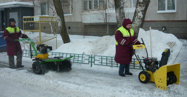 Понад 1,5 тисячі двірників прибирають сніг у Харкові