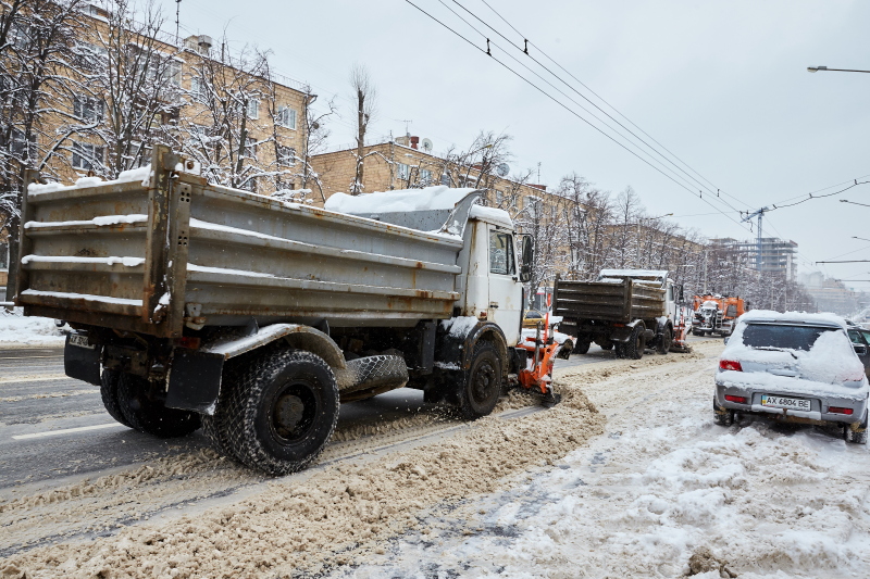 Дорожники в Харкові працюють у цілодобовому режимі