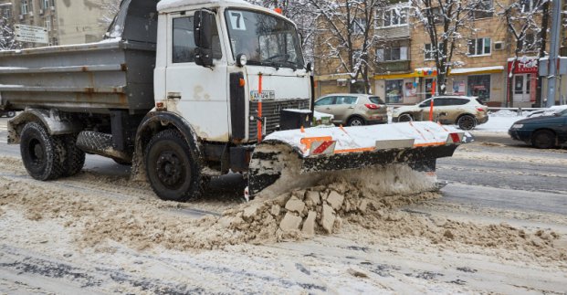 На вулицях міста працюють близько 120 снігоприбиральних машин