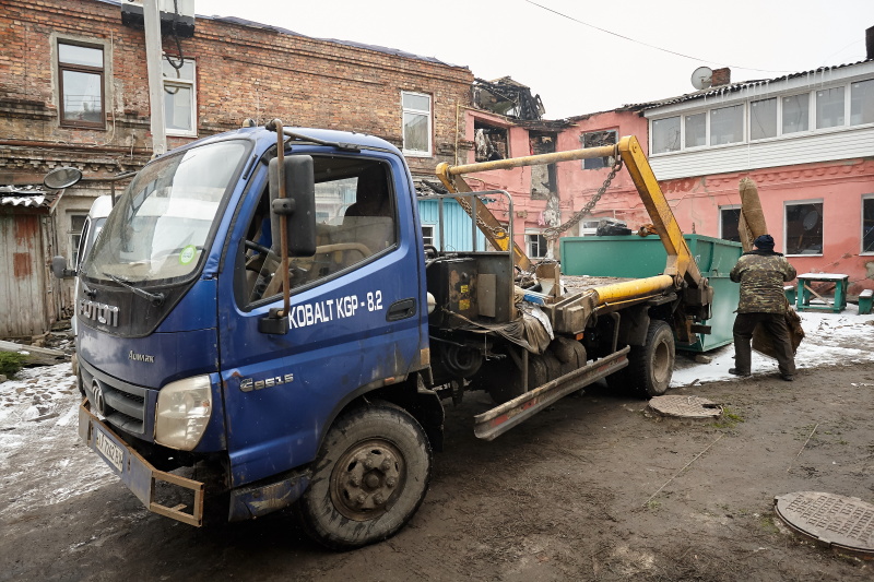 Комунальники відновлюють будинок, що постраждав від пожежі, у провулку Плетнівському