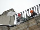 Бригади альпіністів чистять дахи будинків від бурульок