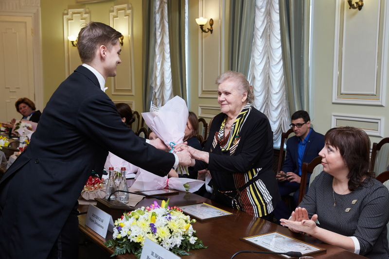 Геннадій Кернес нагородив жінок до 8 Березня