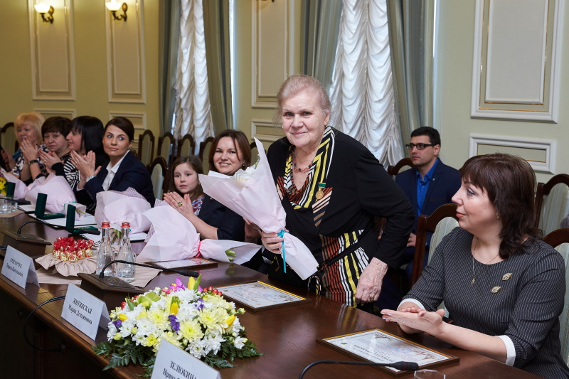 Геннадій Кернес нагородив жінок до 8 Березня