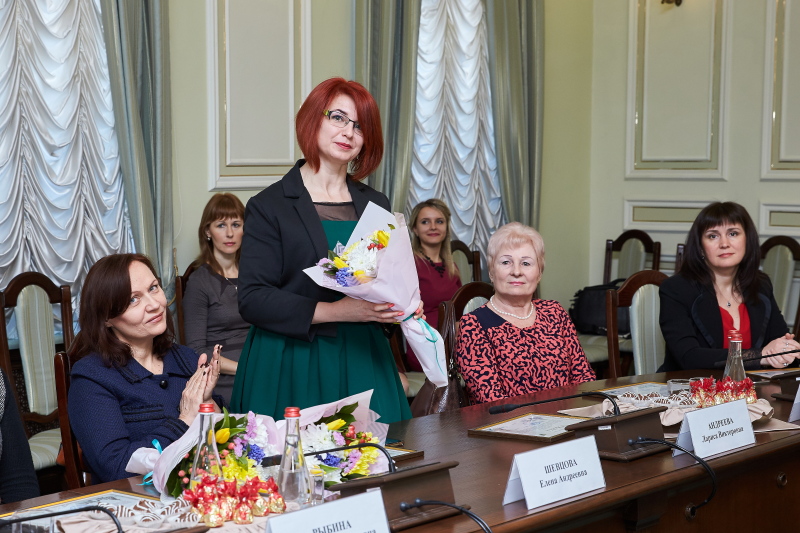 Геннадій Кернес нагородив жінок до 8 Березня