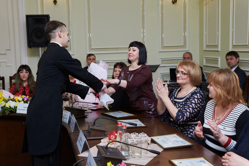 Геннадій Кернес нагородив жінок до 8 Березня
