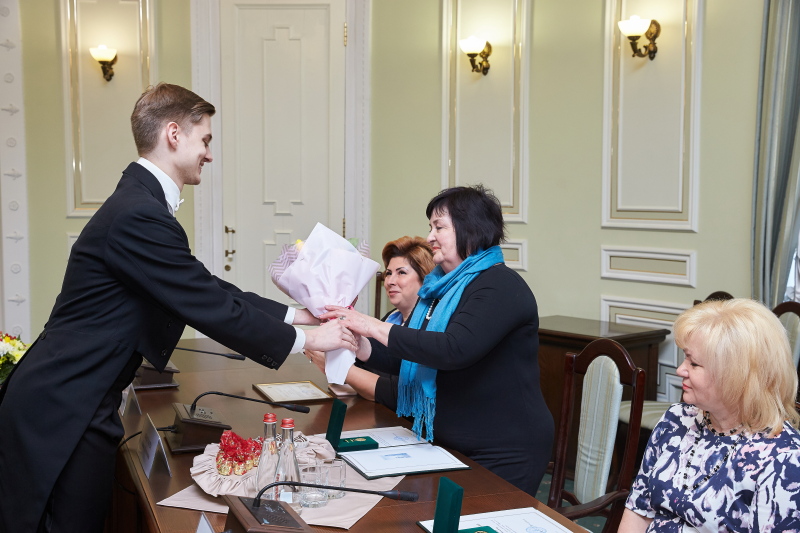 Геннадій Кернес нагородив жінок до 8 Березня