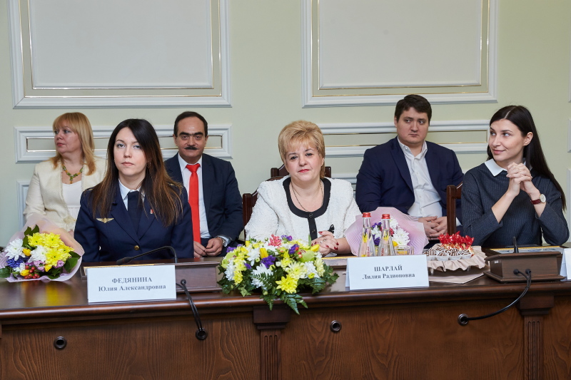 Геннадій Кернес нагородив жінок до 8 Березня