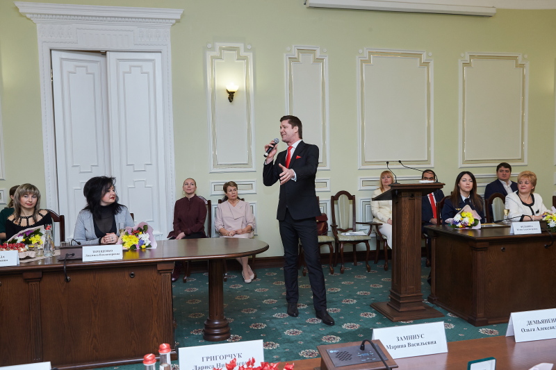 Геннадій Кернес нагородив жінок до 8 Березня